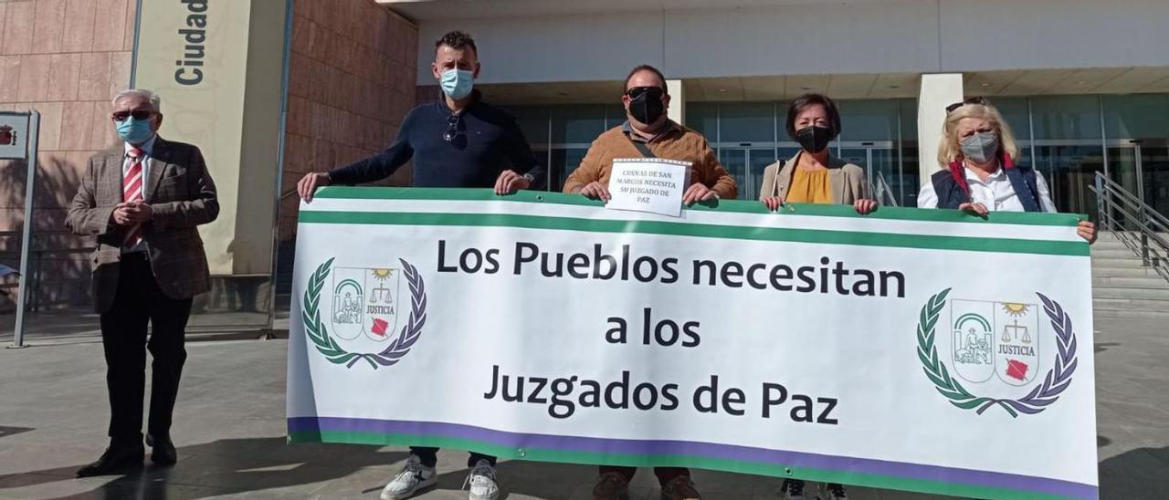 Dolores Porrino al centro de la fotografía durante una manifestación.