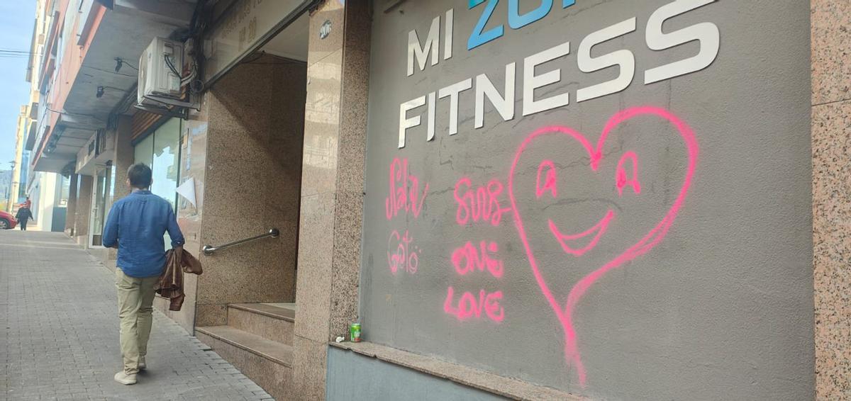 La pintada, en una fachada de Cangas.  | FDV