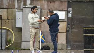 El refugiado iraquí Salwan Momika se dispone a prender fuego a un Corán frente al Parlamento sueco, este lunes en Estocolmo.