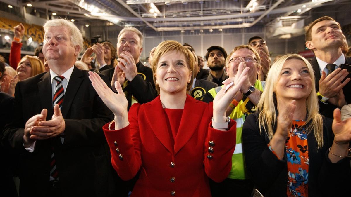 Nicola Sturgeon sigue el recuento de votos en la sede del Partido Nacionalista Escocés (SNP), este jueves por la noche en Glasgow.