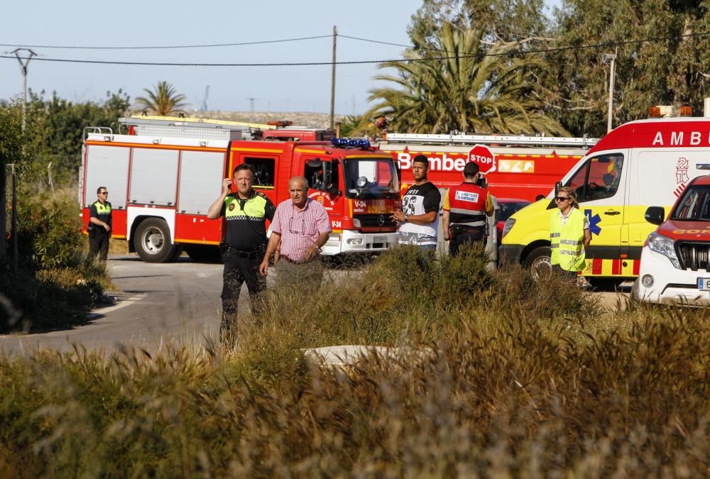 Las imágenes del incendio en un almacén de palés genera una gran columna de humo en Alicante.