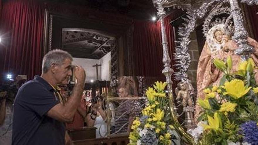 Paco Herrera, durante la tradicional ofrenda floral a Virgen del Pino, patrona de Gran Canaria.