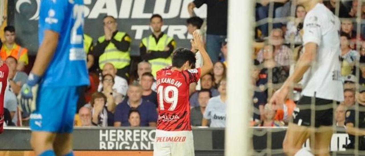 Kang In Lee pide perdón a la afición de Mestalla tras el gol.