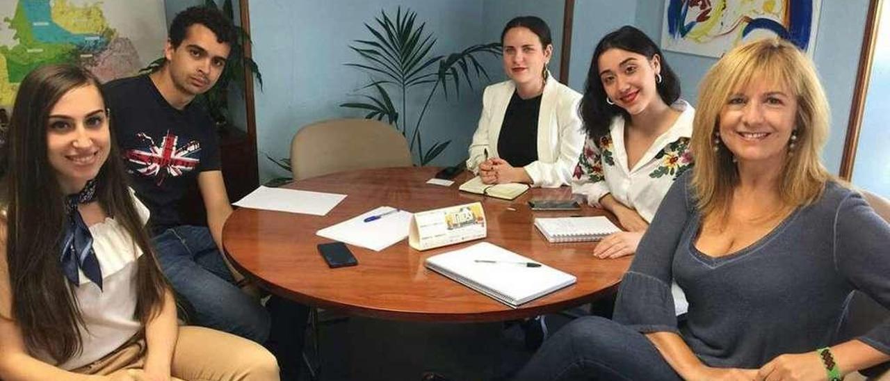 De izquierda a derecha, Rocío Riestra, Carlos Guizán, Gloria García y Lucía Sama (presidenta de la asociación), en una reunión con Marisa Ponga, concejala de Igualdad del Ayuntamiento de Oviedo.