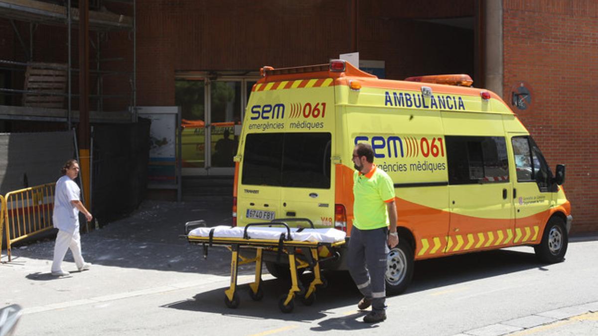 Una ambulancia, a las puertas del Hospital Vall d'Hebron, donde está ingresado el niño con difteria.