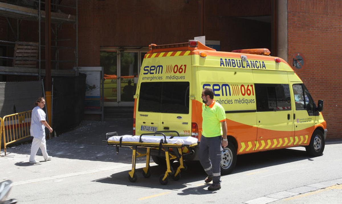 Una ambulancia, a las puertas del Hospital Vall d'Hebron, donde está ingresado el niño con difteria.