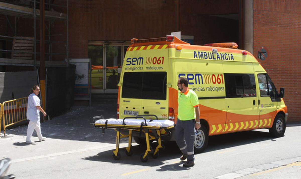 Una ambulància, a las puertas del Hospital Vall d’Hebron.