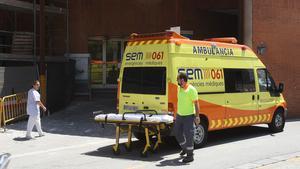 Una ambulància, a las puertas del Hospital Vall d’Hebron.