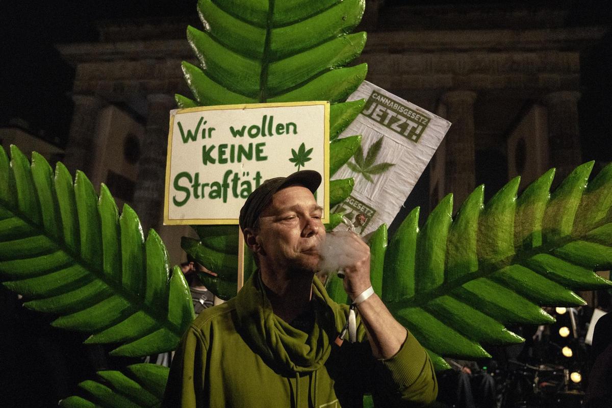Cientos de personas celebran en Berlín que la marihuana ya es legal en Alemania