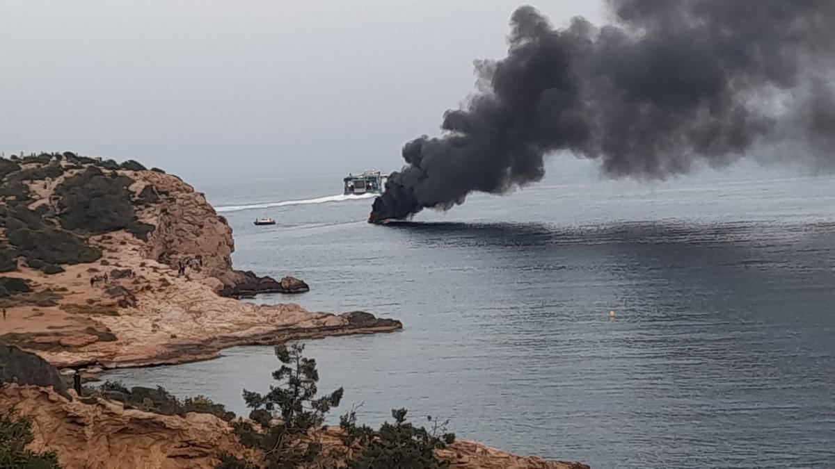 Incendio de una lancha cerca de s'Illa Negra en Ibiza