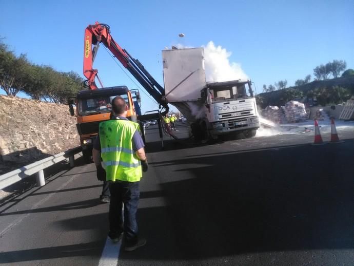 El vuelco de un camión en la GC-1 provoca el caos circulatorio en Gran Canaria