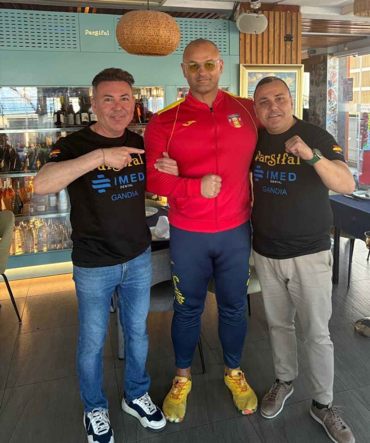 El atleta-entrenador, con los representantes de dos de sus empresas patrocinadoras