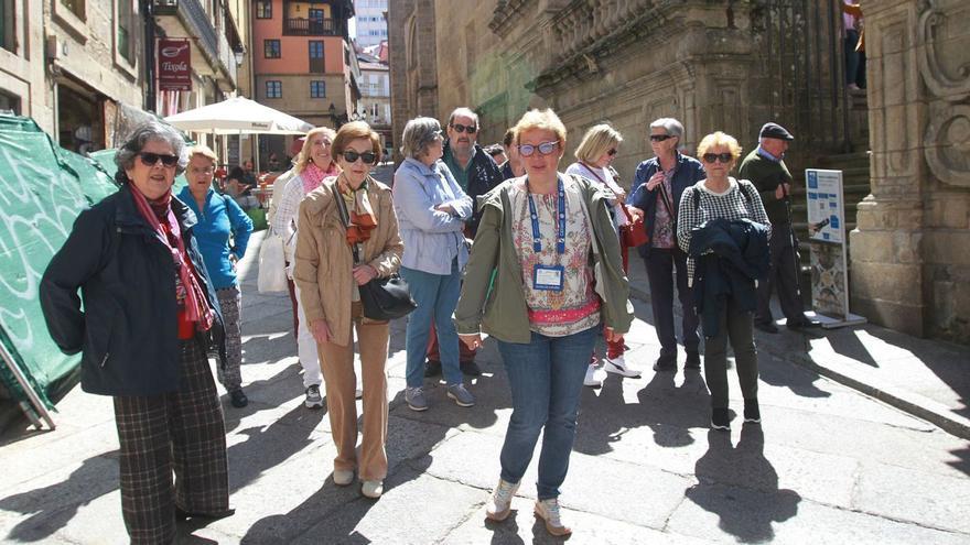 Un grupo de turistas pasea por el casco histórico en una visita guiada, ayer. |   IÑAKI OSORIO