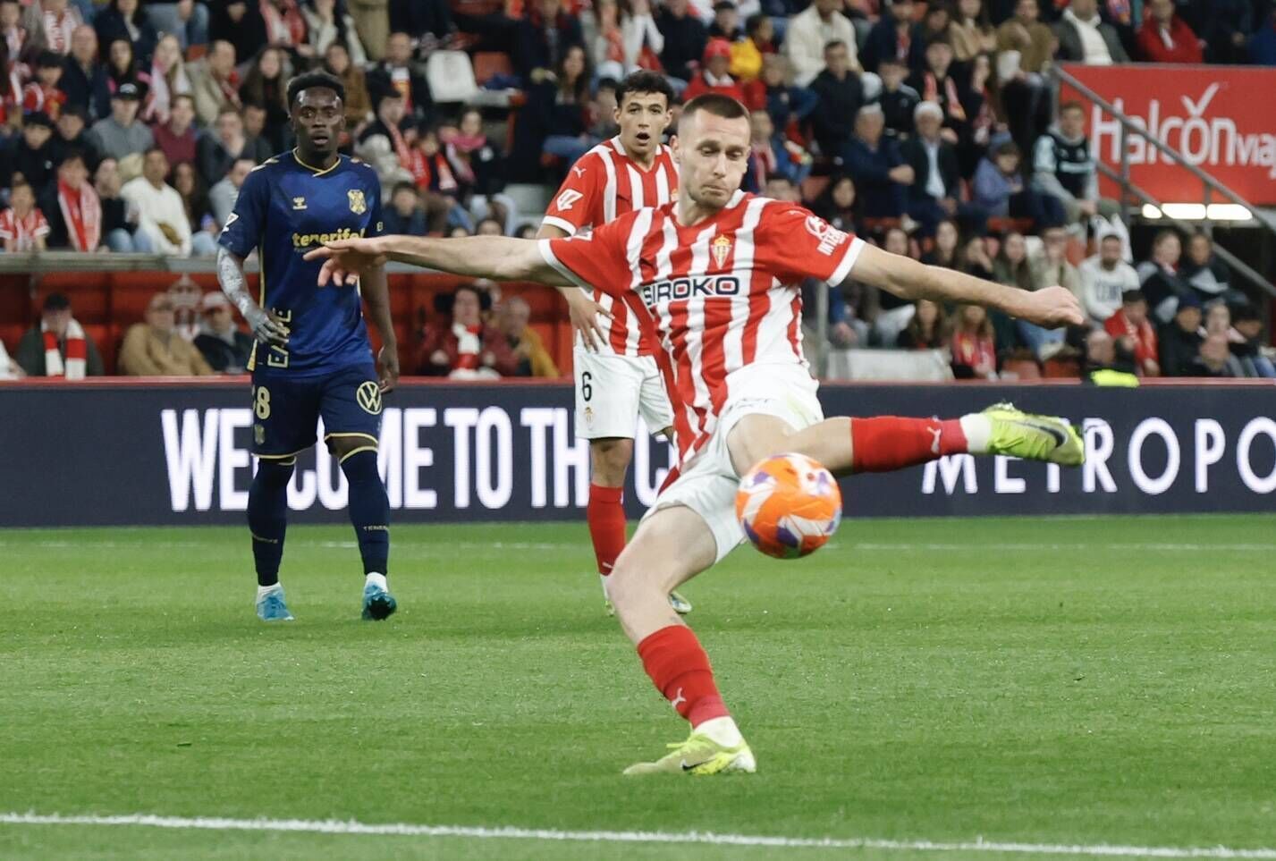 EN IMÁGENES: El Sporting - Tenerife disputado en El Molinón