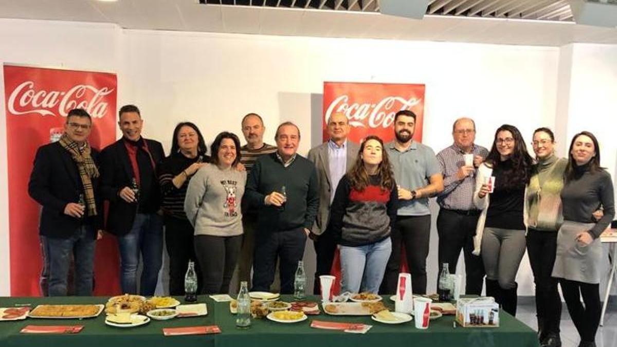 El gerente de Coca Cola en Alicante junto a Toni Cabot, director del Club INFORMACION, y una parte de la plantilla
