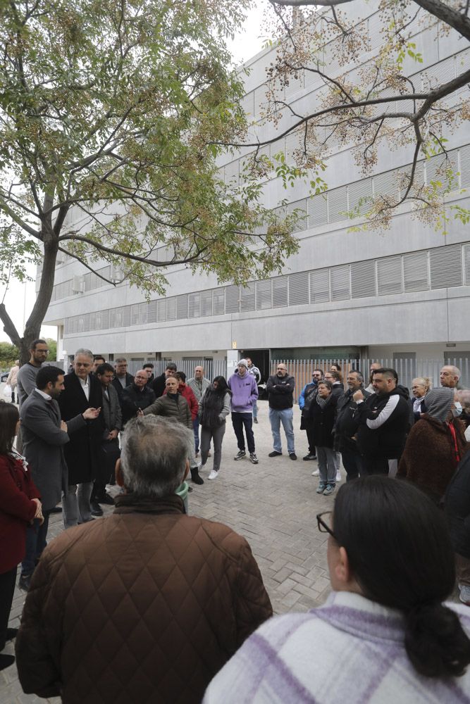 Una solución aleja el fantasma del desahucio para unos vecinos de un edificio de Sagunt.