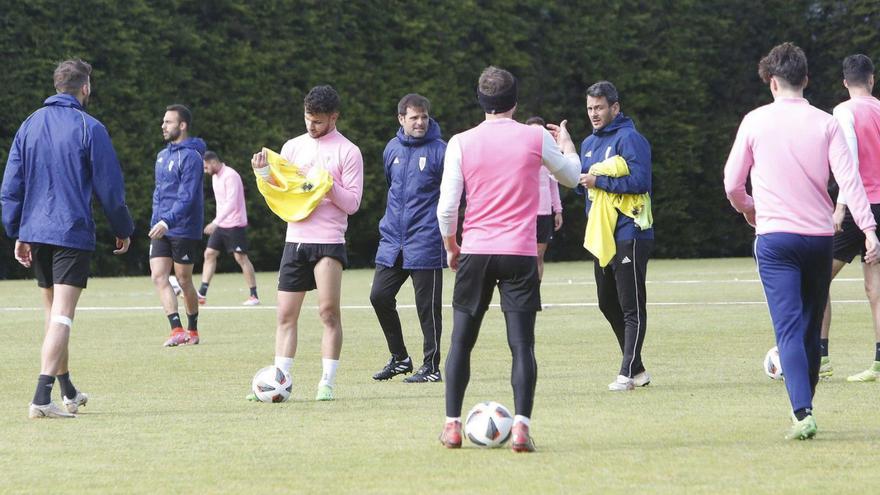 Juan Carlos y Cardeñosa dando indicaciones durante el entrenamiento de este viernes / antonio hernández