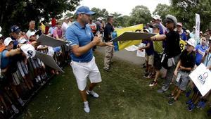 lmendiola39616999 sergio garcia  of spain  signs autographs after a practice r170809191459