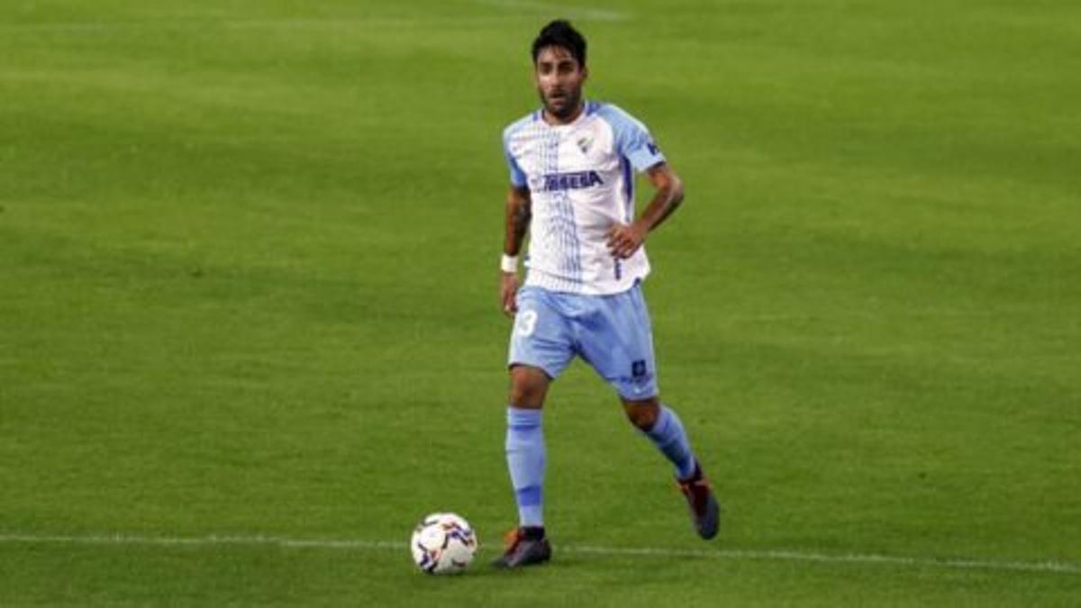 Escassi, jugador del Málaga CF, conduciendo el balón.