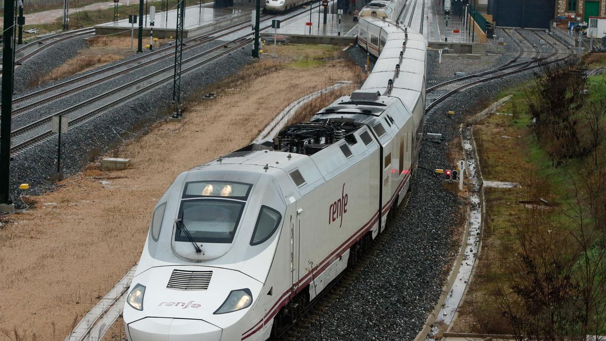 Un tren Alvia sale de la estación de Zamora