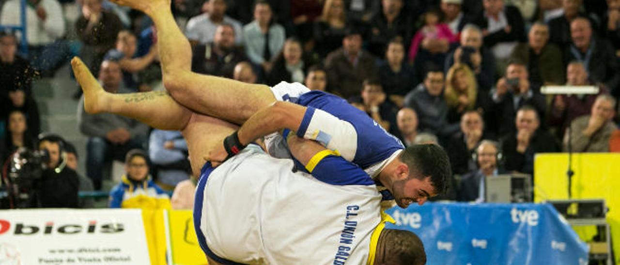 Ismael Déniz, &#039;Pollo de Moya IV&#039;, lleva a la arena a Heli Fleitas en la final de la Liga de hace dos temporadas.