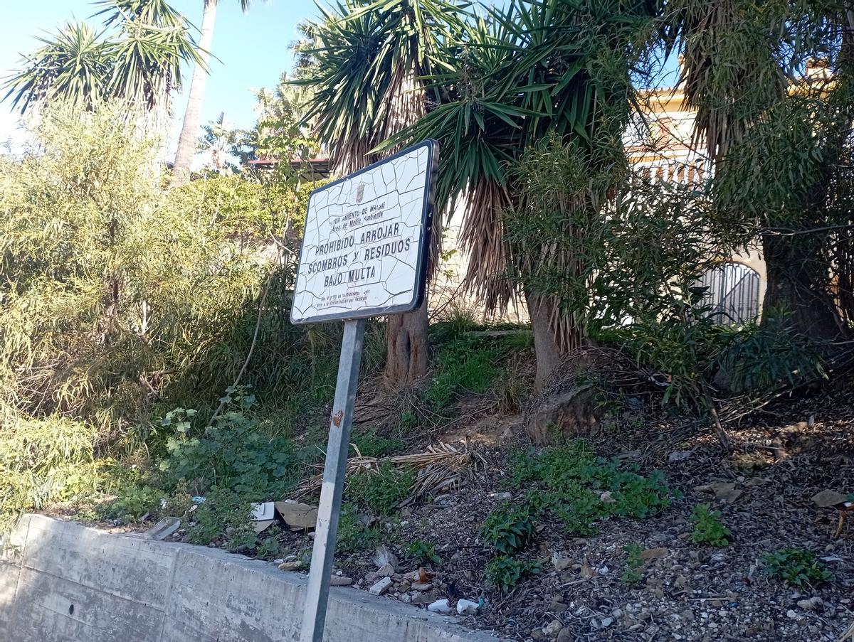 Cartel municipal que prohíbe arrojar escombros y residuos en esta zona de la calle Pérez de Ayala.