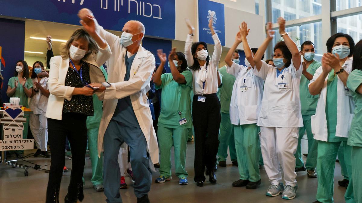 Personal sanitario israelí, de celebración tras recibir la vacuna contra el coronavirus.