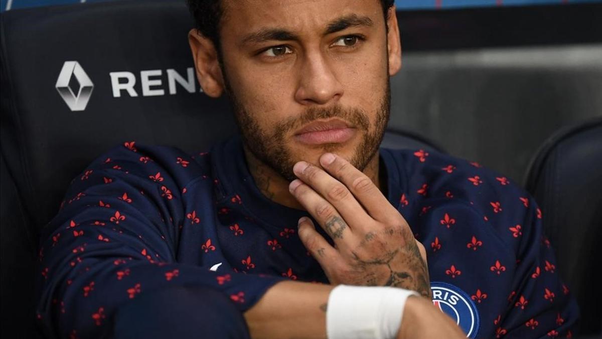 Neymar, en el banquillo del Paris Saint-Germain