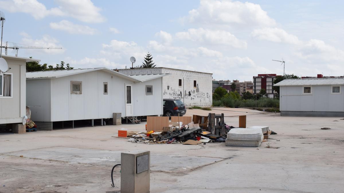 Los restos de la demolición de una de las casas prefabricadas de la Avenida de Sutullena.