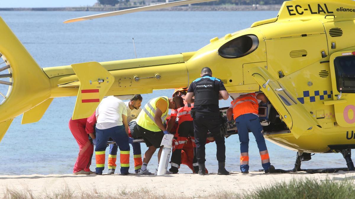 Rescate de una mujer que se sintió indispuesta en el agua el pasado año en Rodeira, Cangas