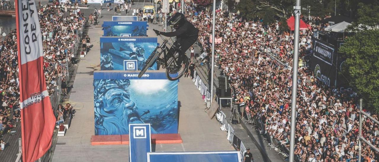 Una espectacular imagen del ibicenco Alejandro Bonafé en un salto acrobático en el Festival O Marisquiño 2022, en Galicia.  | FOTOS: A.B.