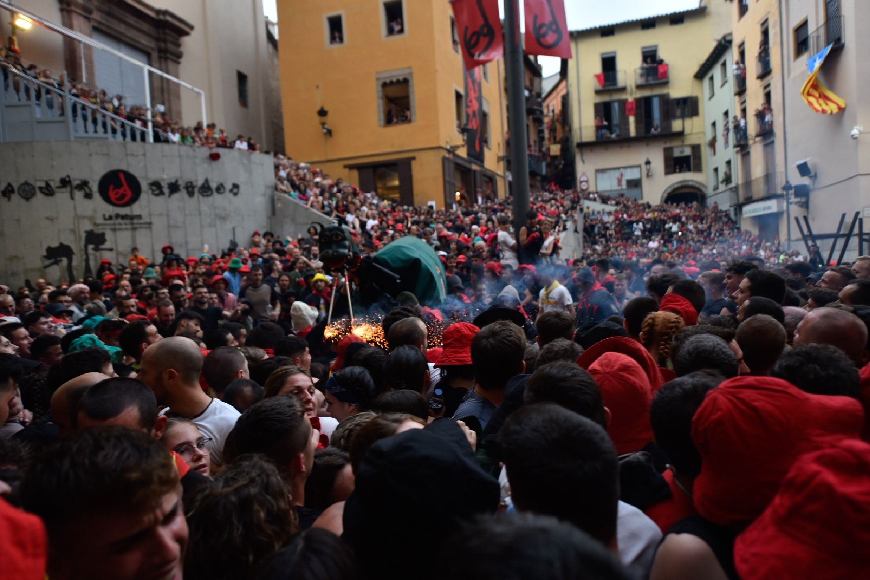 Berga inicia el passacarrers del vespre de Patum enmig d'una gran cridòria