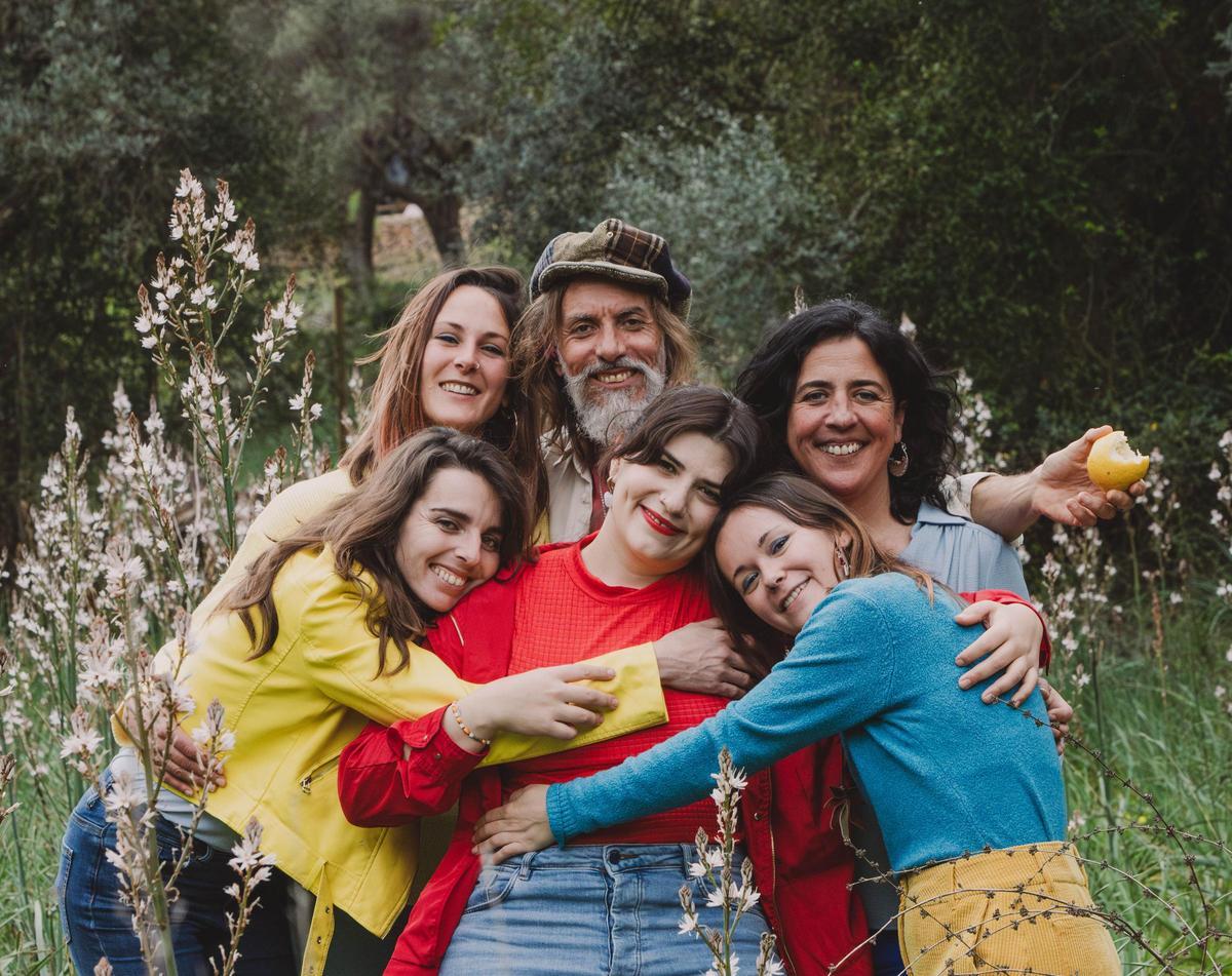 Manena Duel, de rojo, rodeada por el resto de integrantes de la banda que lleva su nombre. Han lanzado un 'crowdfunding' en Verkami para sufragar su disco