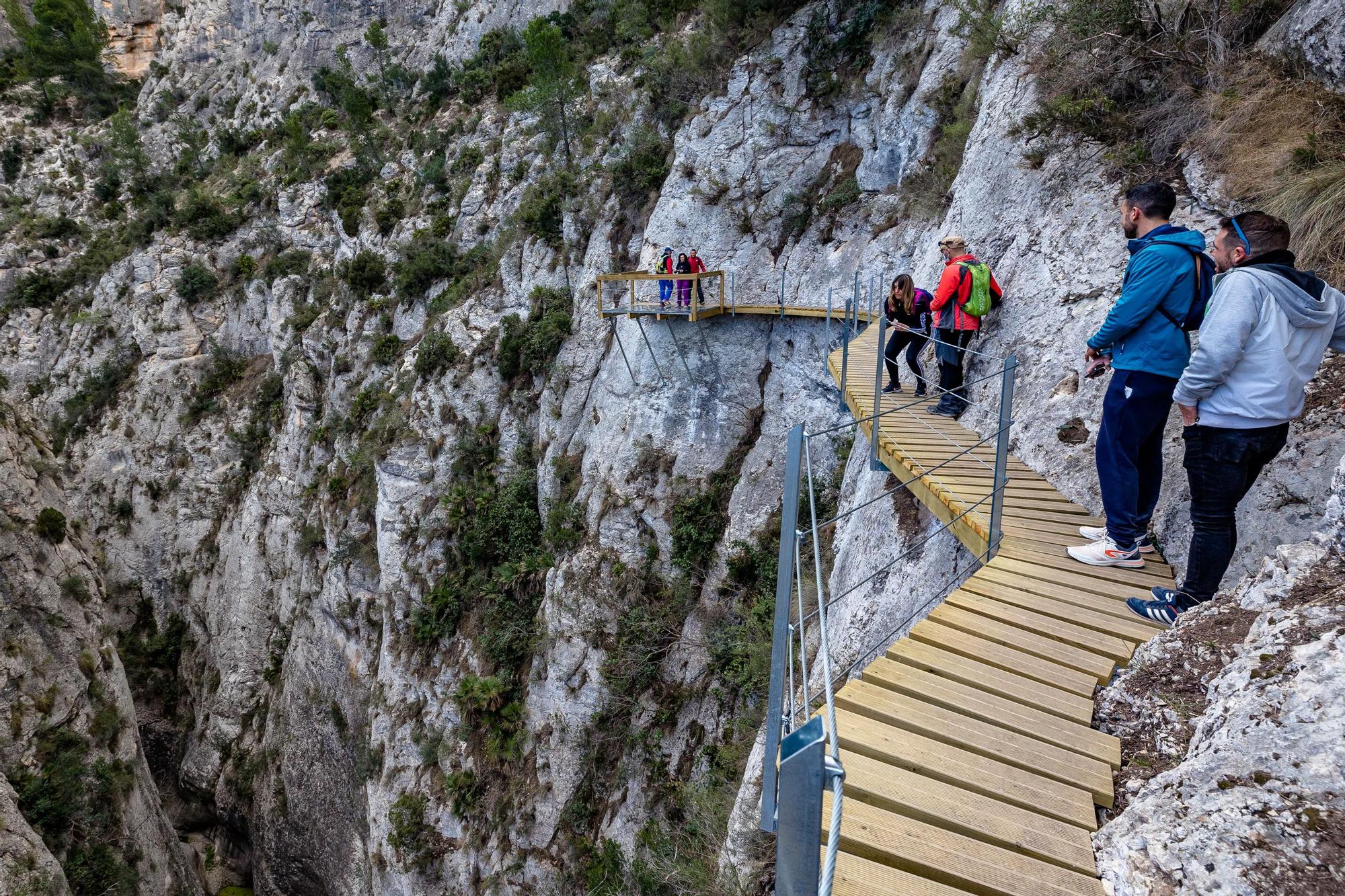 Una decisión que ha tomado el Ayuntamiento de esta pequeña localidad tras la "masiva afluencia" de turistas que se ha producido en las últimas semanas y que ha llevado a la necesidad de regular el acceso.