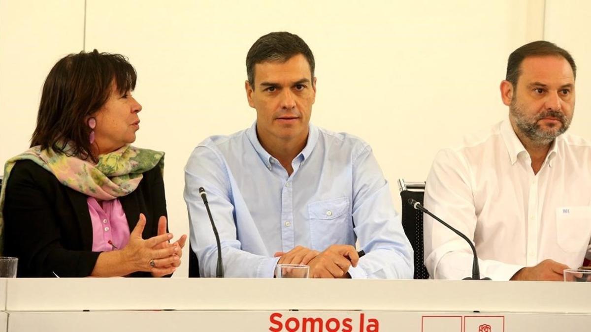 Pedro Sánchez, junto a sus principales colaboradores, este lunes.