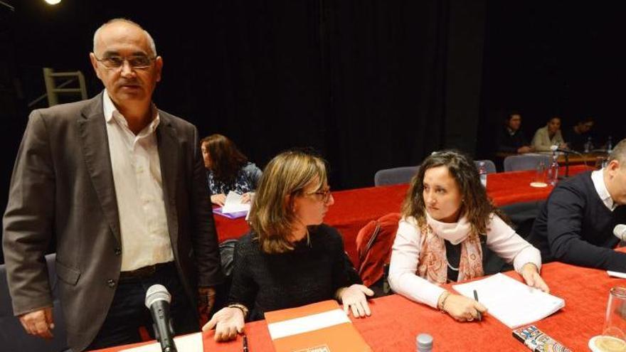 Tino Fernández (PSOE) de pie durante un pleno de la Corporación municipal de Pontevedra.