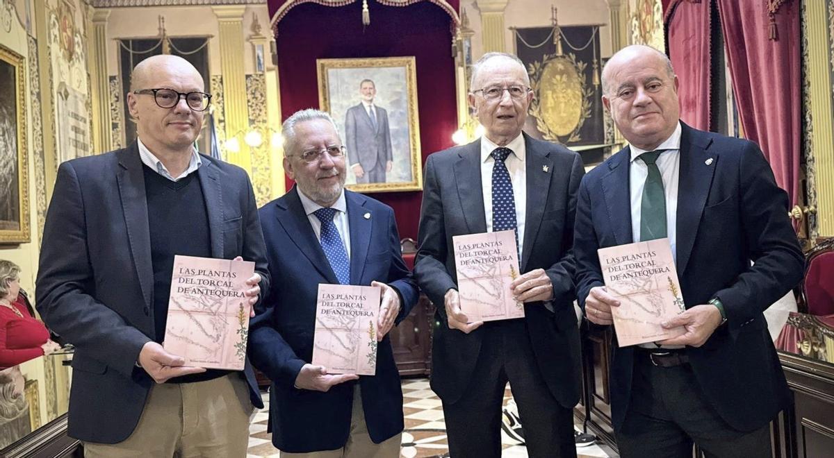 Benito Valdés presenta su obra ‘Las plantas del Torcal de Antequera’, en el Ayuntamiento de Antequera.