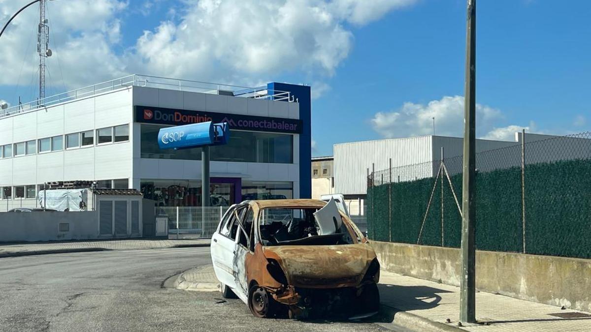 Un coche quemado abandonado en el polígono de Manacor.