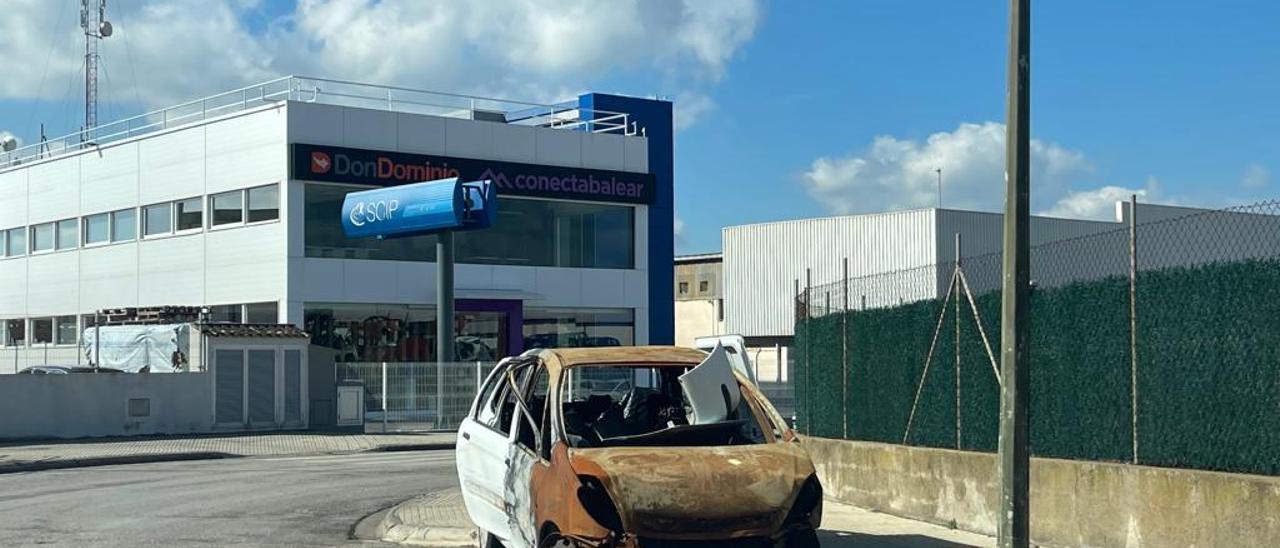 Un coche quemado abandonado en el polígono de Manacor.