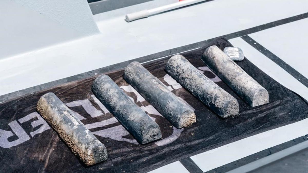 Encuentran seis nuevos lingotes de plomo en el mar.