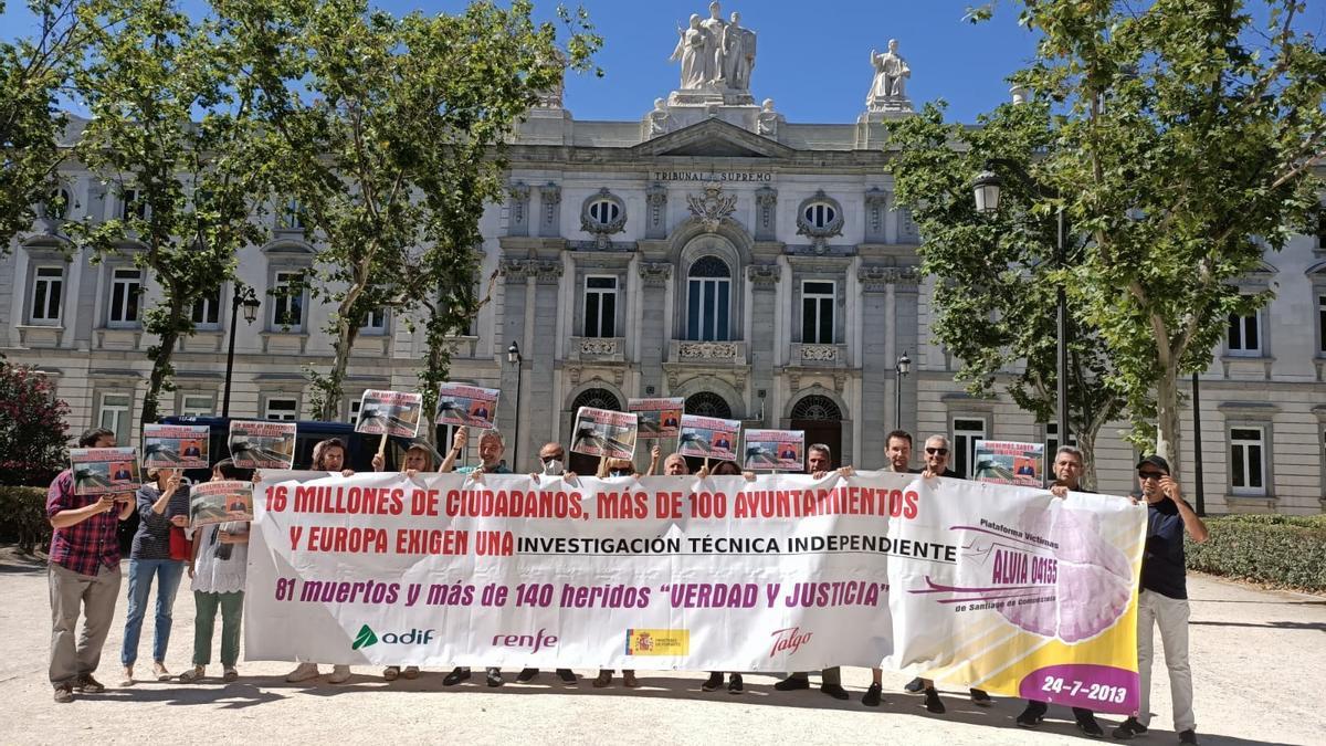 La Asociación Plataforma Víctimas Alvia, en la presentación del recurso ante el Supremo el pasado junio