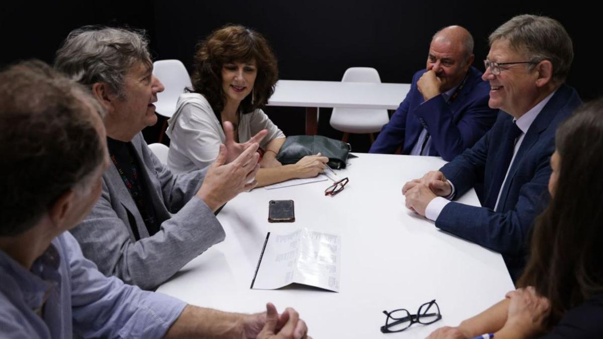  Ximo Puig y Antonio Rodes promocionan Ciudad de la Luz en festival de cine de San Sebastián. | INFORMACIÓN