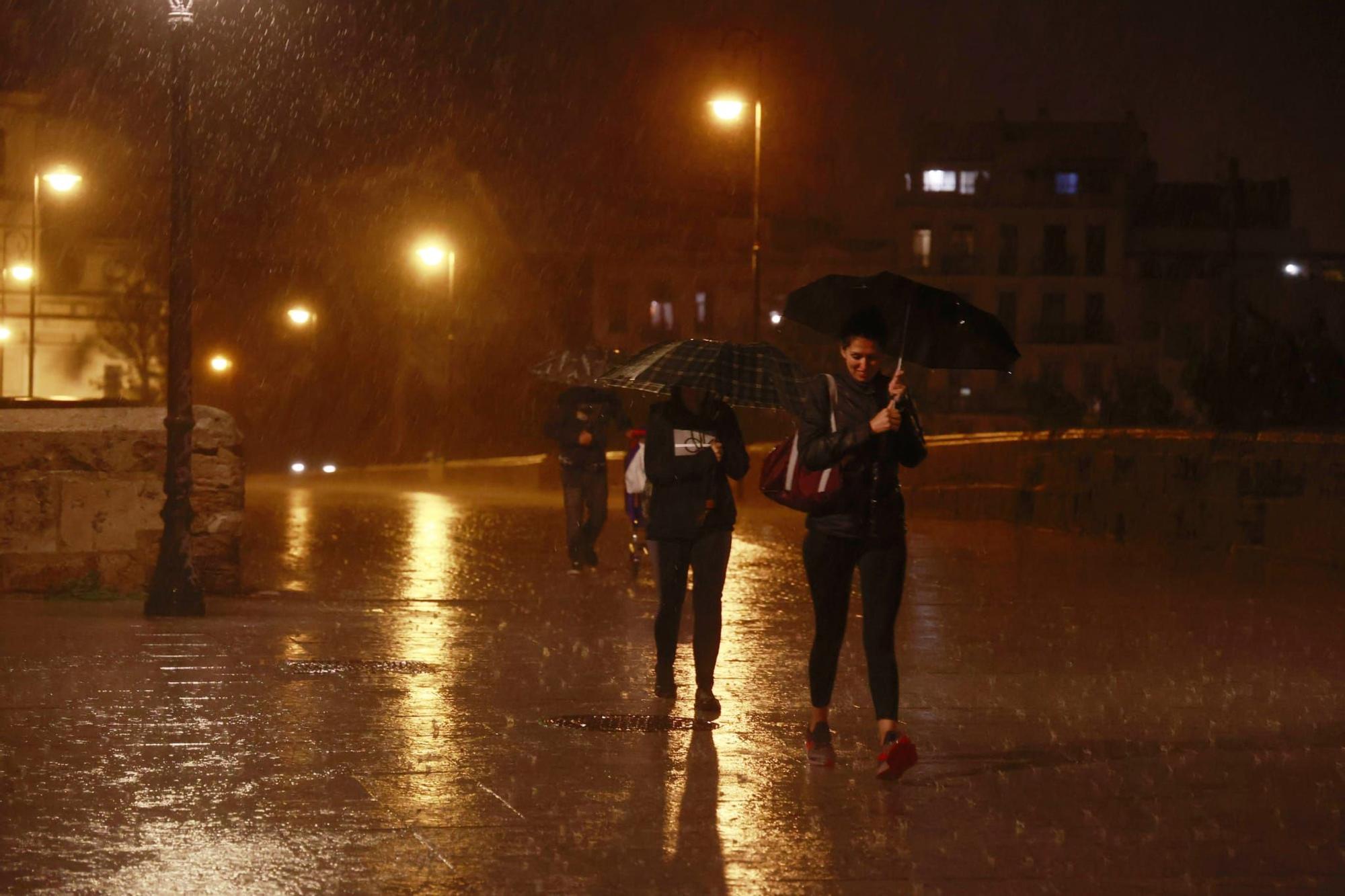 Las lluvias torrenciales descargan con fuerza en Valencia