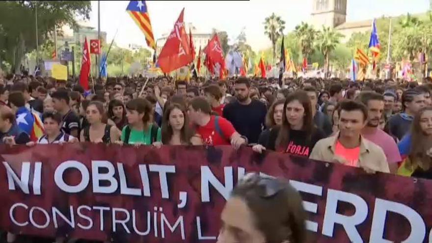 Miles de estudiantes toman las calles de Barcelona para reivindicar el 1-O