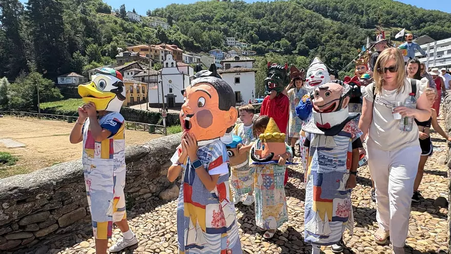 VÍDEO:  Así fue el desfile de gigantes y cabezudos en Cangas del Narcea