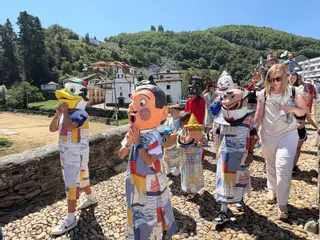 VÍDEO:  Así fue el desfile de gigantes y cabezudos en Cangas del Narcea