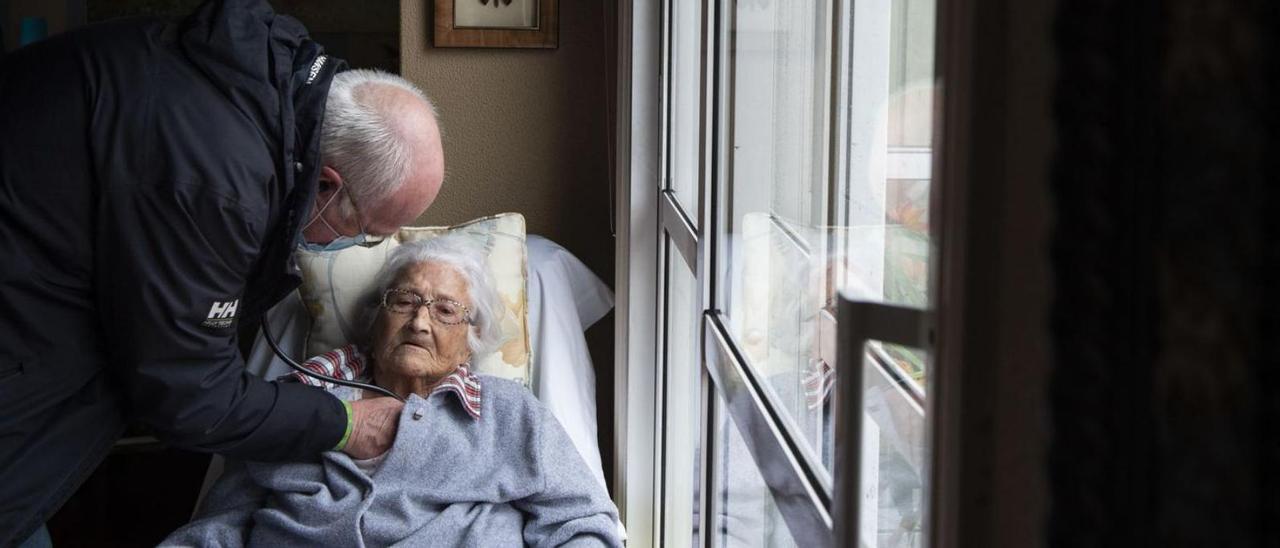 Un médico atiende a una mujer con insuficiencia cardíaca.// Miguel Riopa