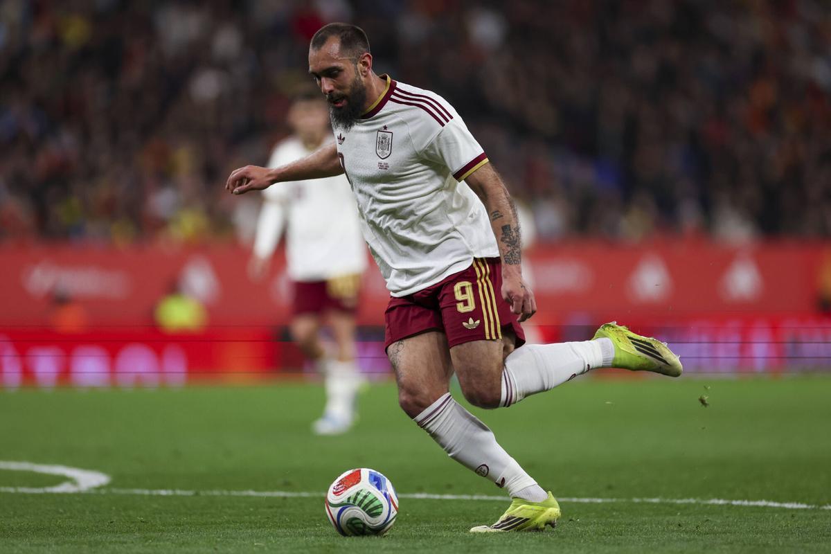 Borja Iglesias puede ser el tercer '9' de la selección española