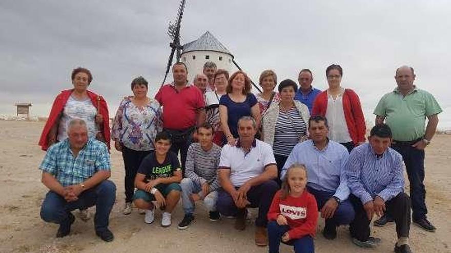 Socios de la cooperativa, ante un molino de viento.