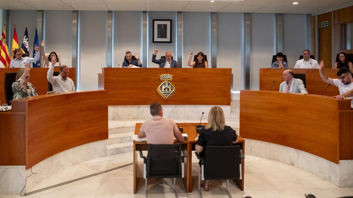 Votación del crédito extraordinario para los servicios sociales en el pleno del Consell celebrado este viernes.
